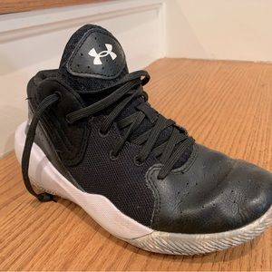 Size 3Y pair of black Under Armour basketball shoes.